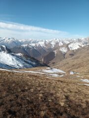 Vallone di San Giacomo. La salita si svolge sulla destra orografica, il lato privo di neve.