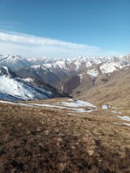 Vallone di San Giacomo. La salita si svolge sulla destra orografica, il lato privo di neve.