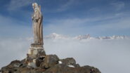vetta del Fallere col Bianco affiorare al fondo sopra il mare di nuvole..