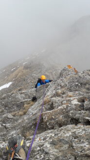 primi risalti in cresta nella nebbia..