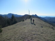 Il crinale dal Bric Schenasso (m.1085) con in fondo il Monte Carmo a sx e la Rocca Barbena a dx