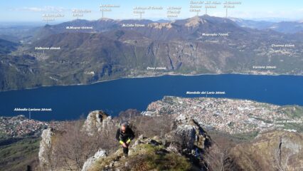 Salendo in cresta, con alle spalle un super panorama.