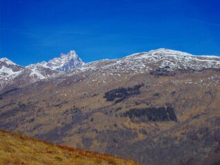 il Monviso spunta dietro Garitta Nuova 