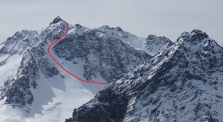 Il canale NW , a dx nascosto il colletto che dà accesso al cirque du marapas
