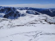 In centro la conca del lago di Collalunga e a destra la cresta sud con al fondo l'omonimo passo, visti dalla cima.