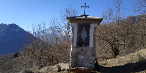 Pilone votivo in salita.