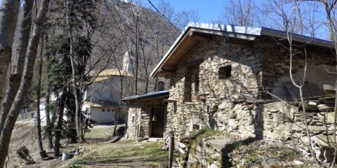 Bella costruzione in pietra dietro il santuario.