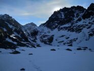 Il sole ancora nascosto dalla cima delle Lobbie.