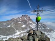 Il versante sud del Viso visto dalla cima.