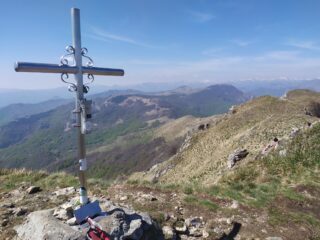 Croce di vetta e panorama verso l'Armetta e il Dubasso