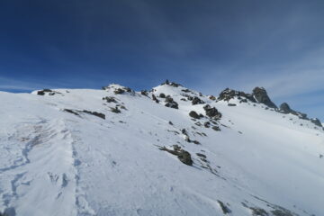 una vecchia traccia poco sotto la cima