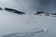 splendida neve nel ripido pendio sotto la cima
