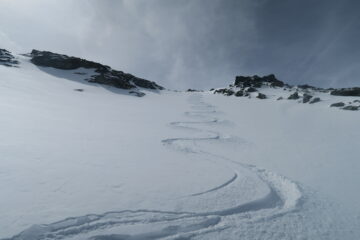 splendida neve nel ripido pendio sotto la cima
