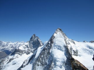 vista su Cervino e Dent D'Herens dalla vetta...