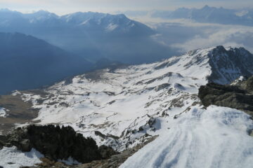 innevamento nel vallone del Champillon ancora buono, con un pò di fantasia si arriva sci ai piedi al parcheggio