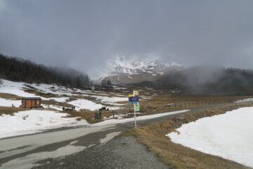 vista dal parcheggio, nel primo tratto poca neve ma rimanendo sulla sinistra quasi continua