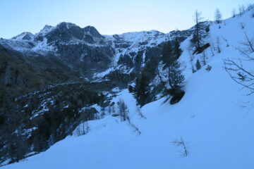 dopo il primo lago c'è un altro lungo tratto di sentiero completamente sgombero da neve