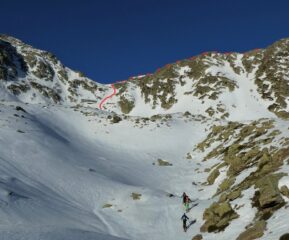 Nel vallone di Barbacana, in visdta del passo.