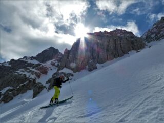 Spunta il sole tra le guglie del Sirente.
