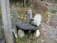 Una splendida macina all'ingresso del villaggio.