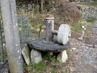 Una splendida macina all'ingresso del villaggio.