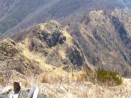 Dalla cima del Luvot il tratto di sentiero tra la Balmaccia e la Sella del Casone.