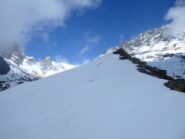 In cresta, tra la prima e la seconda anticima.