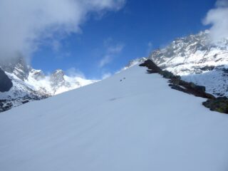 In cresta, tra la prima e la seconda anticima.