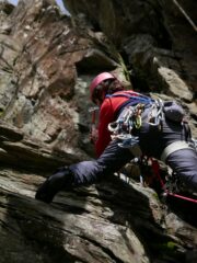 Apertura Ferrel - L1 - Proteggendo il breve passo in traverso che precede il diedrino del primo tiro.
