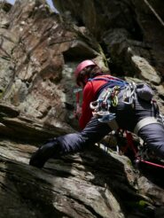 Apertura Ferrel - L1 - Proteggendo il breve passo in traverso che precede il diedrino del primo tiro.