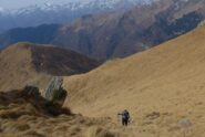 Sui ripidissimi pendii di erba olina sotto la Loit