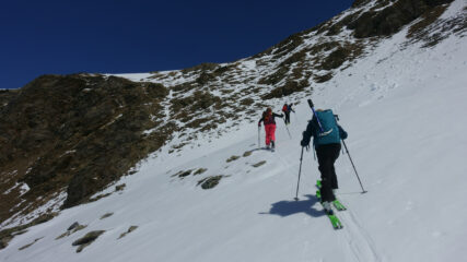 Il pendio-canale ripido con poca neve