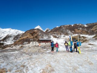 Prima parte del percorso sci in spalla