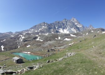 il laghetto per l'innevamento artificiale, che si supera verso la quota di 2200 m