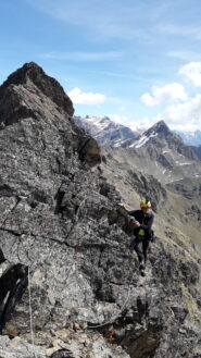 Traversi facili ma esposti per giungere alla Henry..