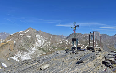 Croce di vetta Monte Bellino,bel colpo d'occhio sul Maniglia