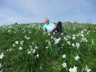 Tra i narcisi in fiore