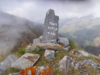 il cippo sul Monte Bastia 