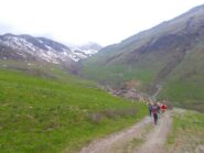 la strada che scende nel Vallone del Tibert 
