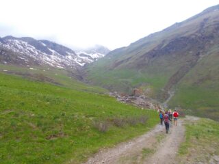 la strada che scende nel Vallone del Tibert 