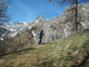 al centro la piramide rocciosa di Rocca del Lago