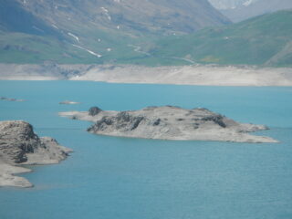 isolotto al centro del Lago del Moncenisio