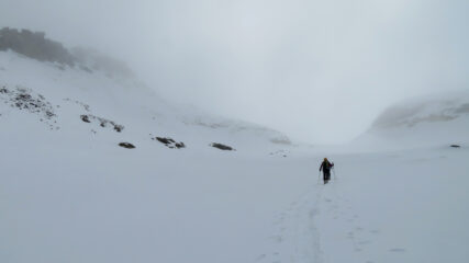 Arrivo al colle nella nebbia