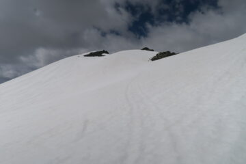 vecchie tracce di motoslitta sotto la Miravidi