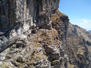 Il lungo traverso sul cengione.