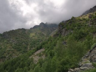 La cresta vista dal sentiero di discesa