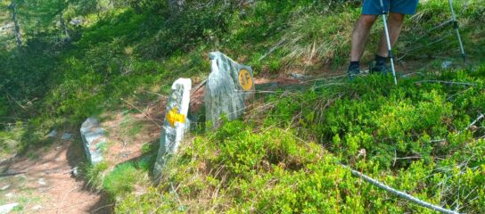 Bivio a sx Saint-Jacques, per anello a dx per il Lgahetto/Torbiera Lochien