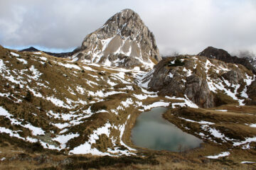 Lago Pera con Quota Pascoli e Creta Bordaglia