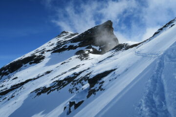 dopo il tratto ripido salito a piedi un piccolo tratto pianeggiante con gli sci
