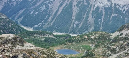 Lago Dres e sullo sfondo la diga (asciutta) di Ceresole